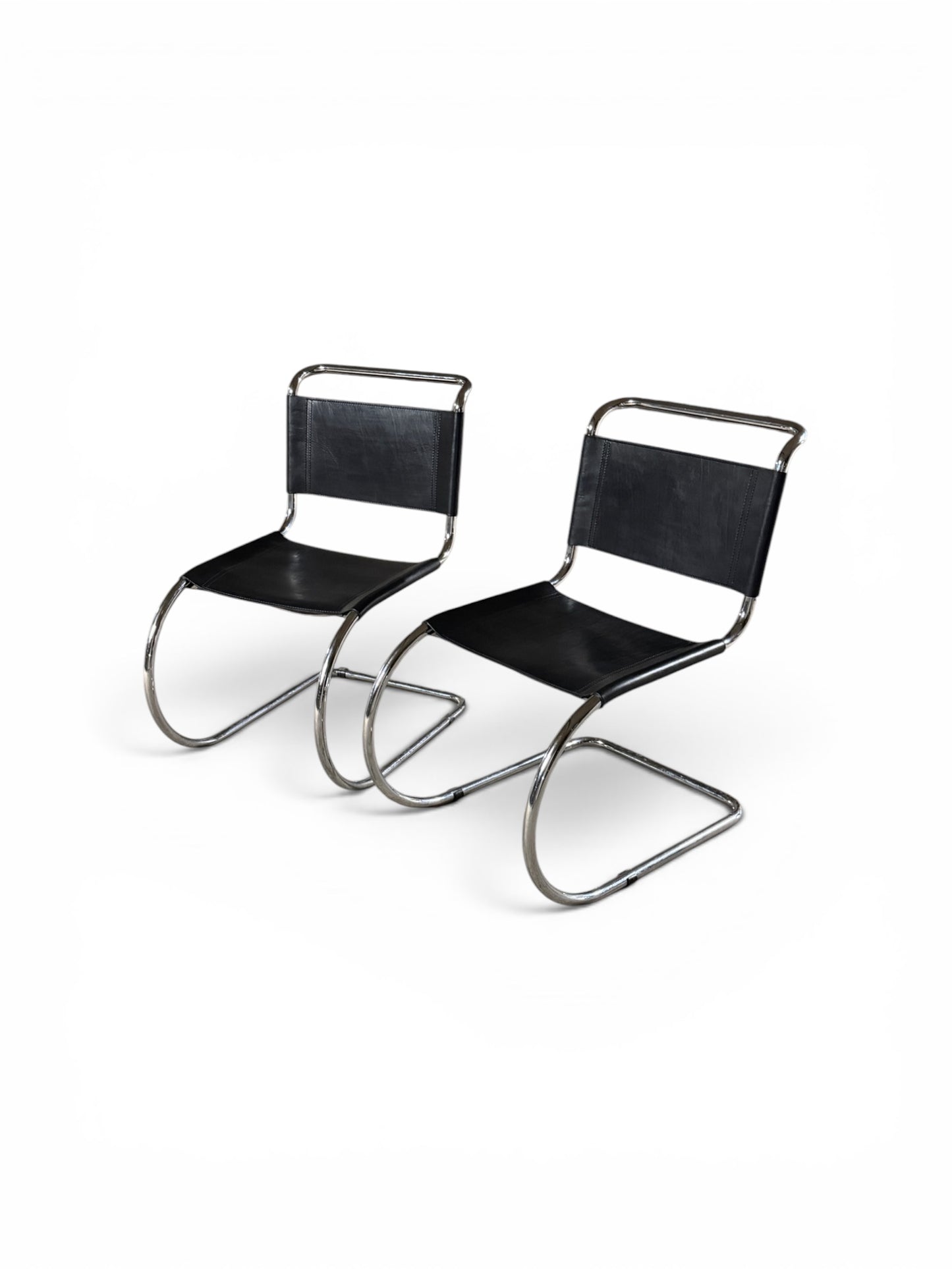 Paire de fauteuils “MR10” par Ludwig Mies van der Rohe