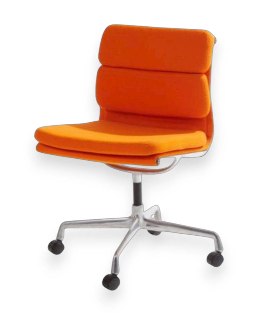 Fauteuil de bureau Soft Pad EA 205 par Charles et Ray Eames pour Herman Miller, structure en aluminium poli et tissu Febrik orange, design Aluminium Group.