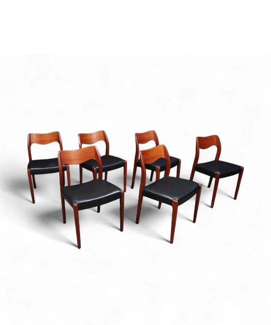 Ensemble de six chaises modèle 71 par Niels Otto Møller pour J.L. Møllers Møbelfabrik, en teck massif et skaï noir, design danois élégant de 1951.