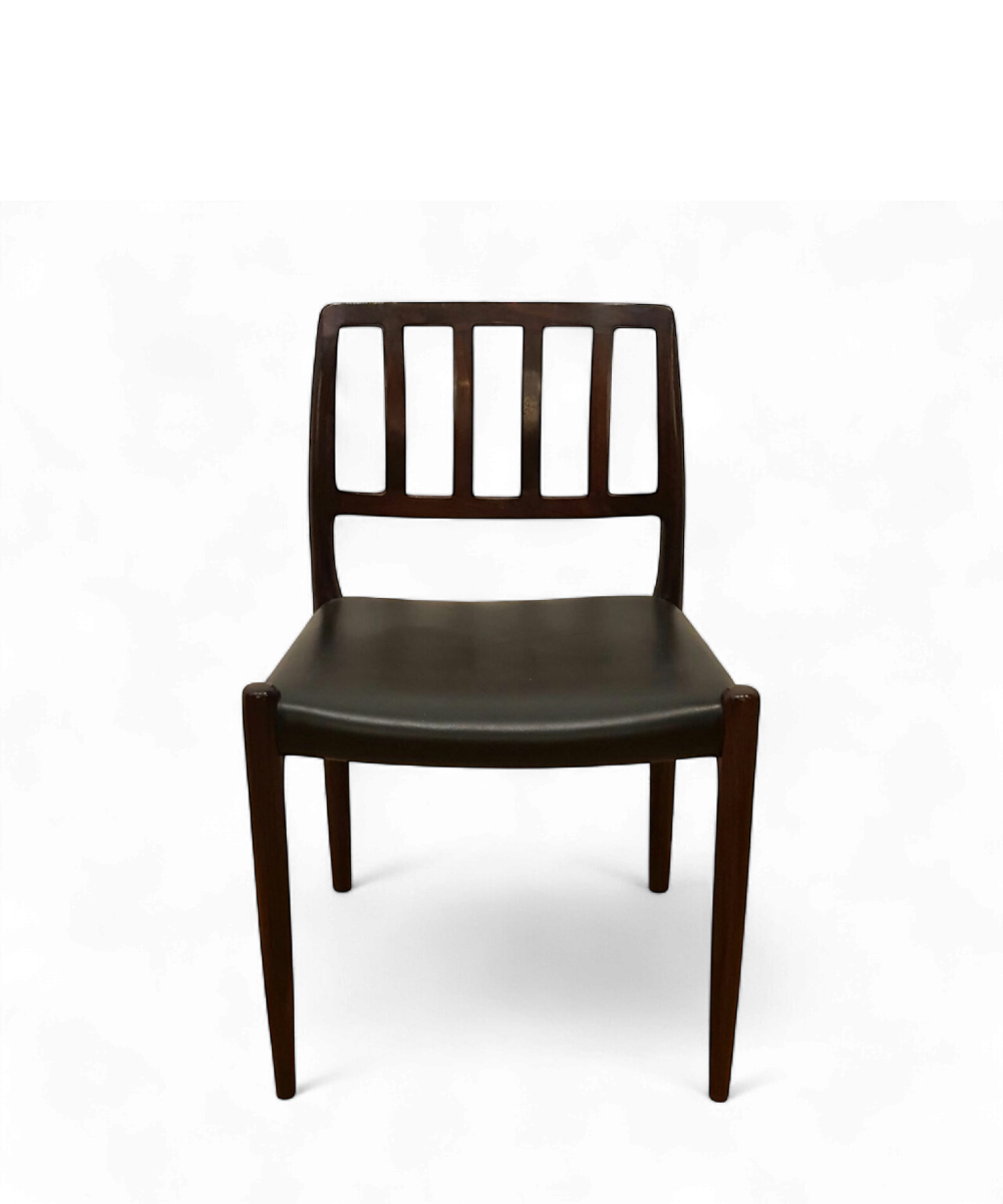 Chaise modèle 83 en bois massif et skaï noir par Niels Otto Møller pour J.L. Møllers Møbelfabrik, design danois des années 1960.