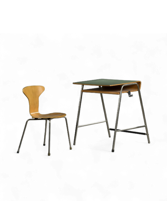 Bureau d’écolier et chaise “3105” par Arne Jacobsen pour Fritz Hansen, structure tubulaire en métal nickelé et plateau vert amande, design danois de 1955