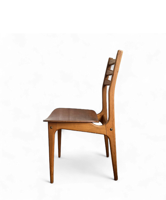 Chaise scandinave vintage des années 1950-60 en bois courbé, design midcentury avec assise incurvée.