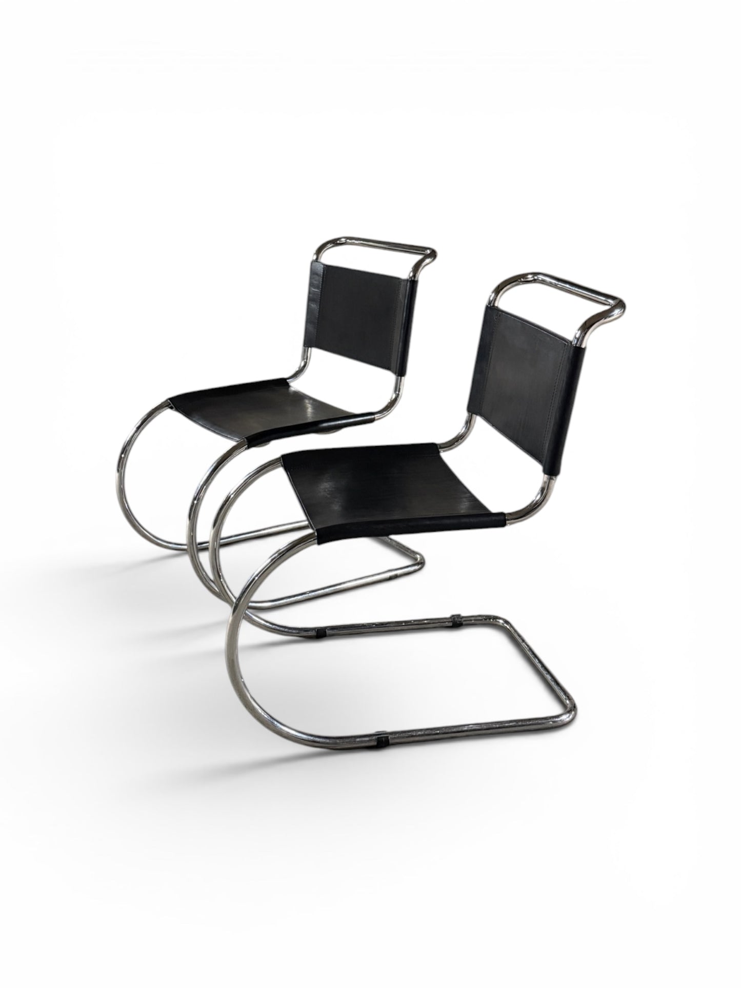 Paire de fauteuils “MR10” par Ludwig Mies van der Rohe