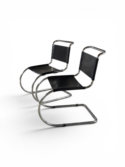 Paire de fauteuils “MR10” par Ludwig Mies van der Rohe