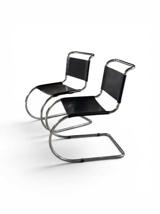 Paire de fauteuils “MR10” par Ludwig Mies van der Rohe