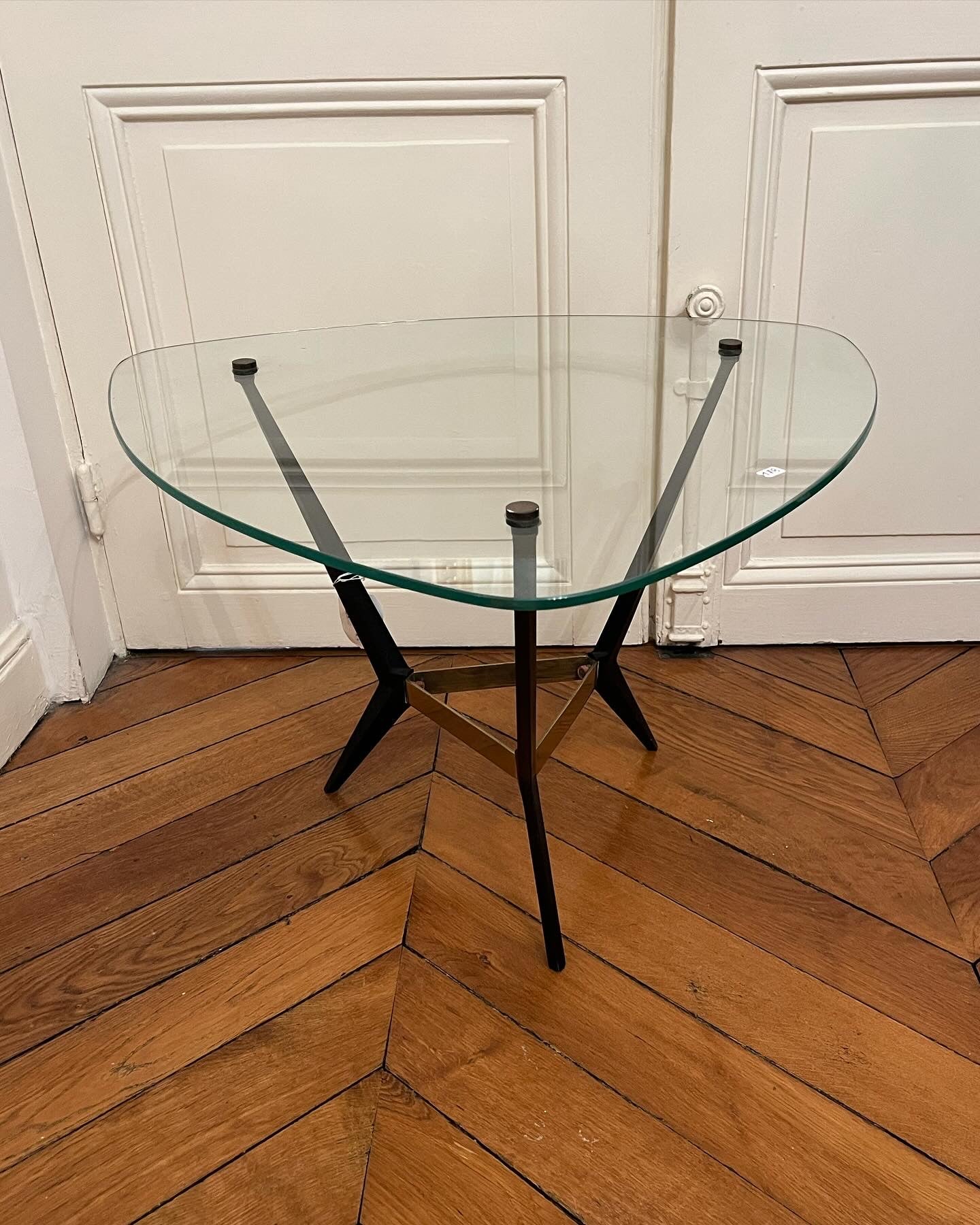 Petite table tripode en verre Angelo Ostuni