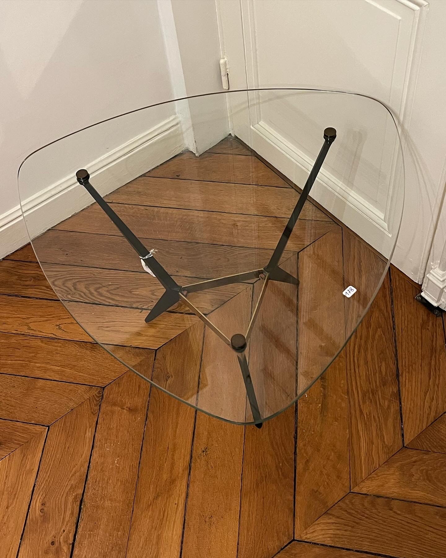 Petite table tripode en verre Angelo Ostuni