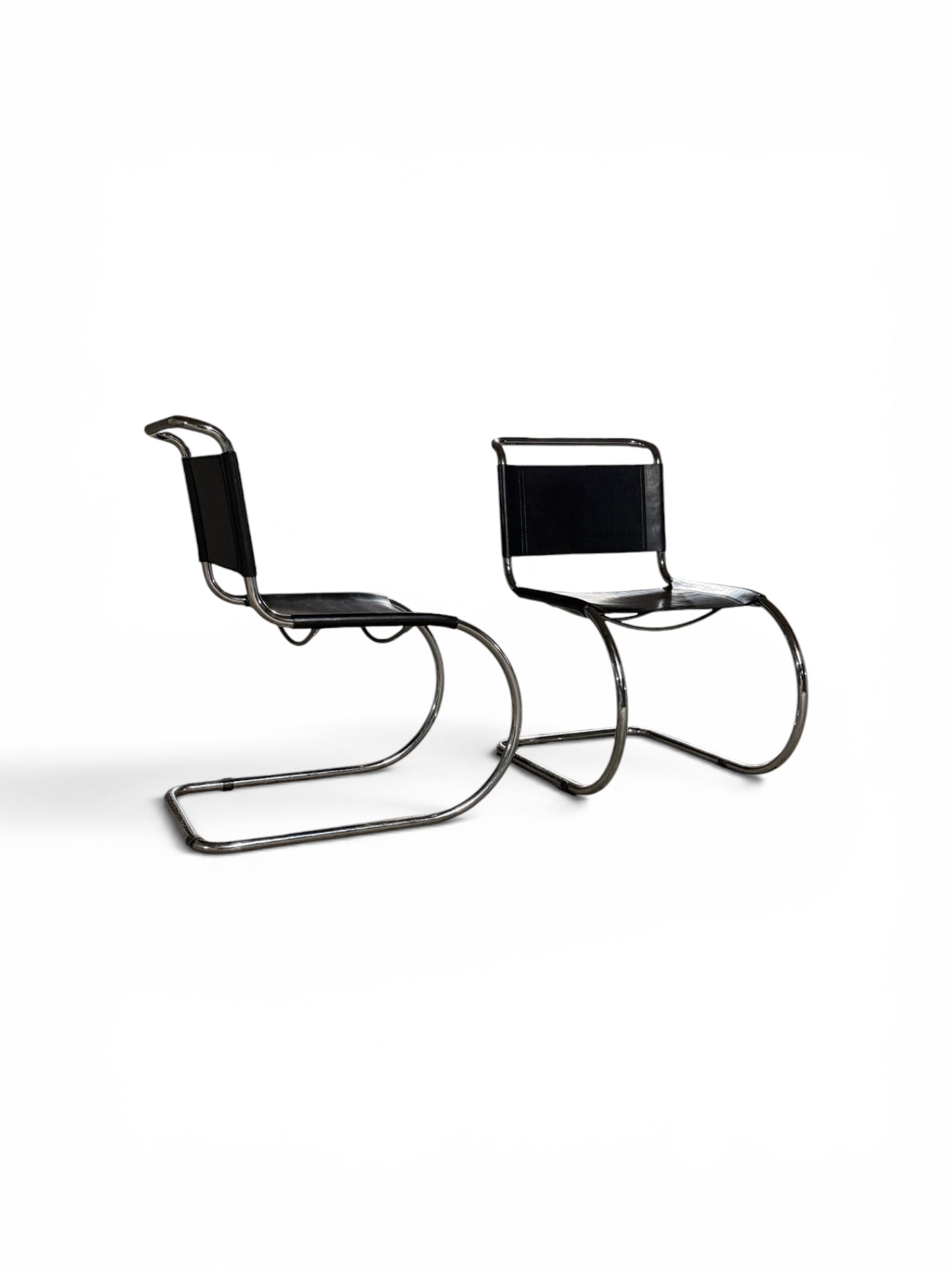 Paire de fauteuils “MR10” par Ludwig Mies van der Rohe