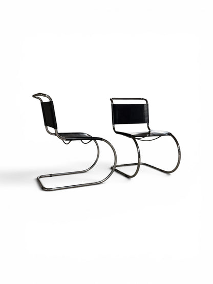 Paire de fauteuils “MR10” par Ludwig Mies van der Rohe