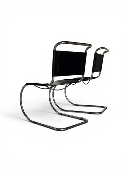 Paire de fauteuils “MR10” par Ludwig Mies van der Rohe