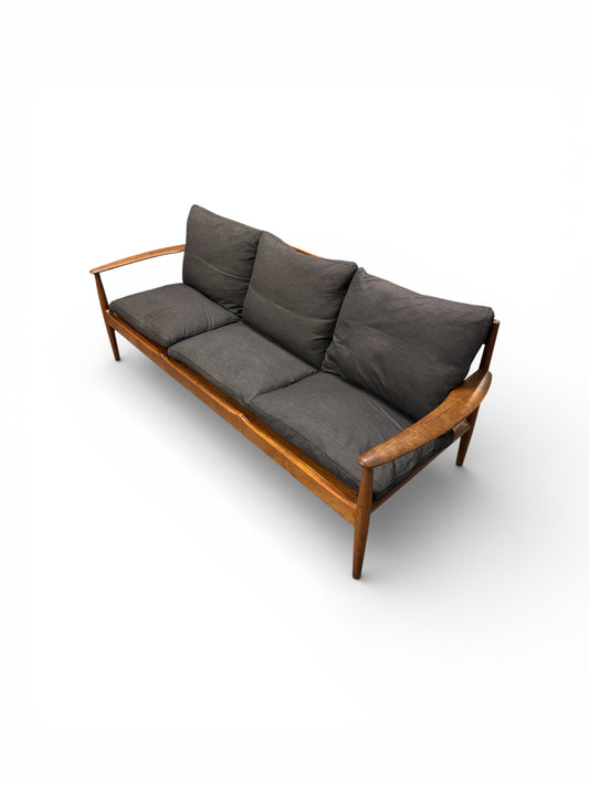 Canapé 3 places par Grete Jalk pour France & Søn modèle 118