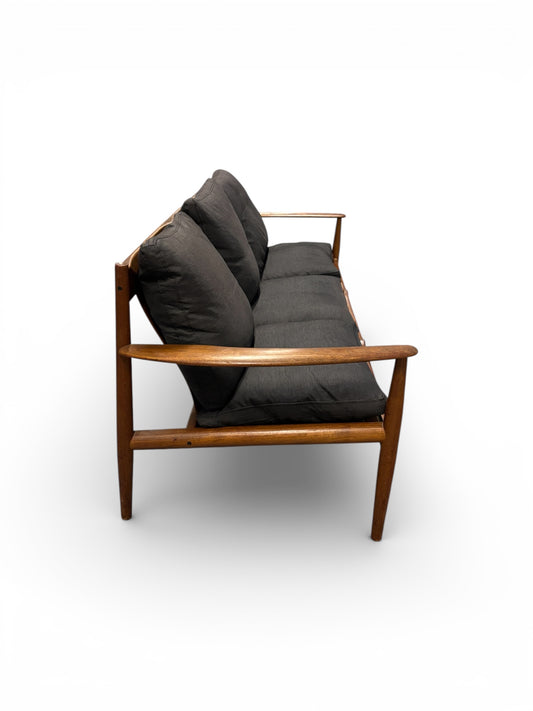 Canapé 3 places par Grete Jalk pour France & Søn modèle 118