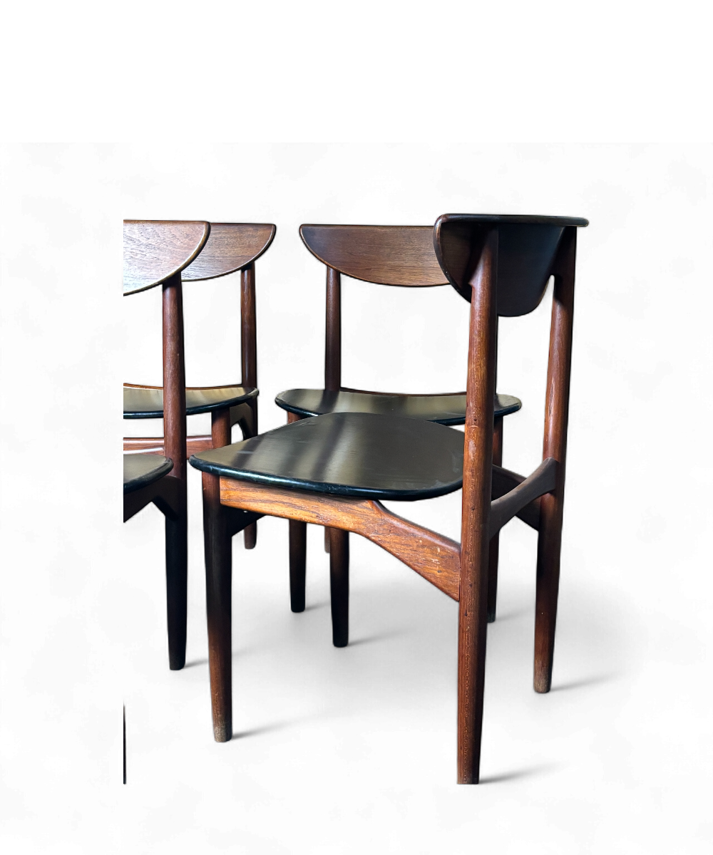 Ensemble de quatre chaises en teck massif par Kurt Østervig pour K.P. Møbler, design danois des années 1960.