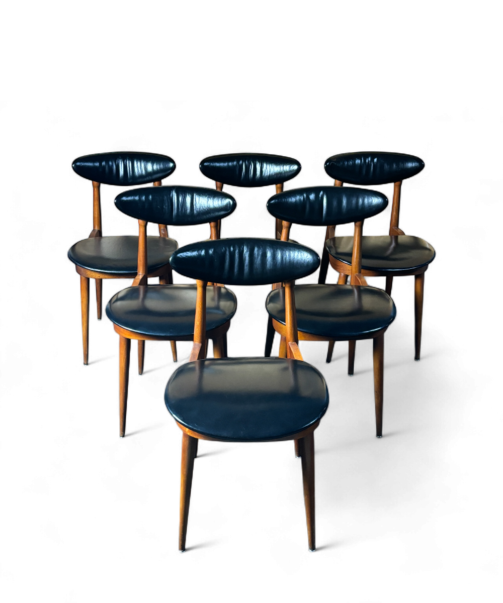 Ensemble de 6 chaises “Licorne” par Pierre Guariche pour Baumann, structure en hêtre verni et assise en skaï noir, design français moderniste des années 60.
