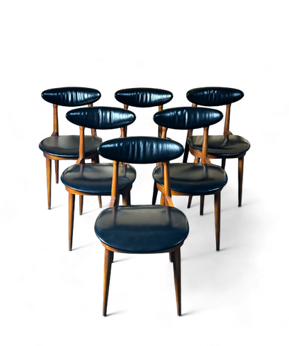 Ensemble de 6 chaises “Licorne” par Pierre Guariche pour Baumann, structure en hêtre verni et assise en skaï noir, design français moderniste des années 60.