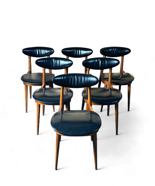 Ensemble de 6 chaises “Licorne” par Pierre Guariche pour Baumann, structure en hêtre verni et assise en skaï noir, design français moderniste des années 60.