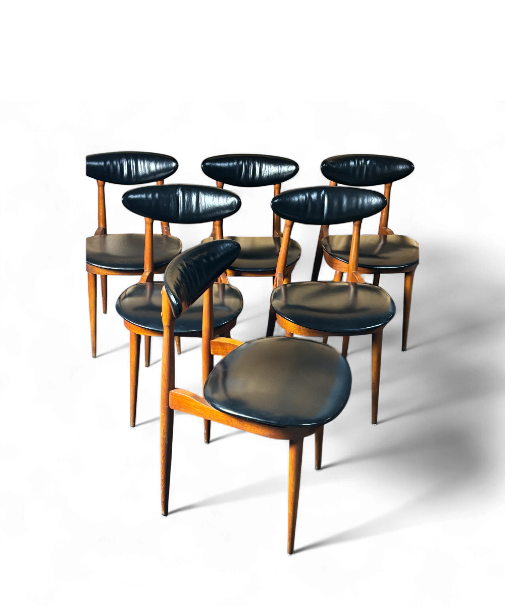 Ensemble de 6 chaises “Licorne” par Pierre Guariche pour Baumann, structure en hêtre verni et assise en skaï noir, design français moderniste des années 60.