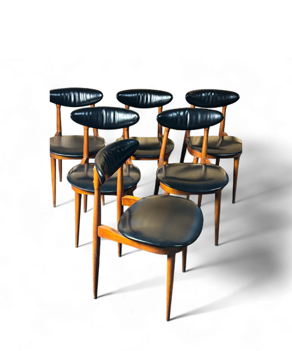 Ensemble de 6 chaises “Licorne” par Pierre Guariche pour Baumann, structure en hêtre verni et assise en skaï noir, design français moderniste des années 60.