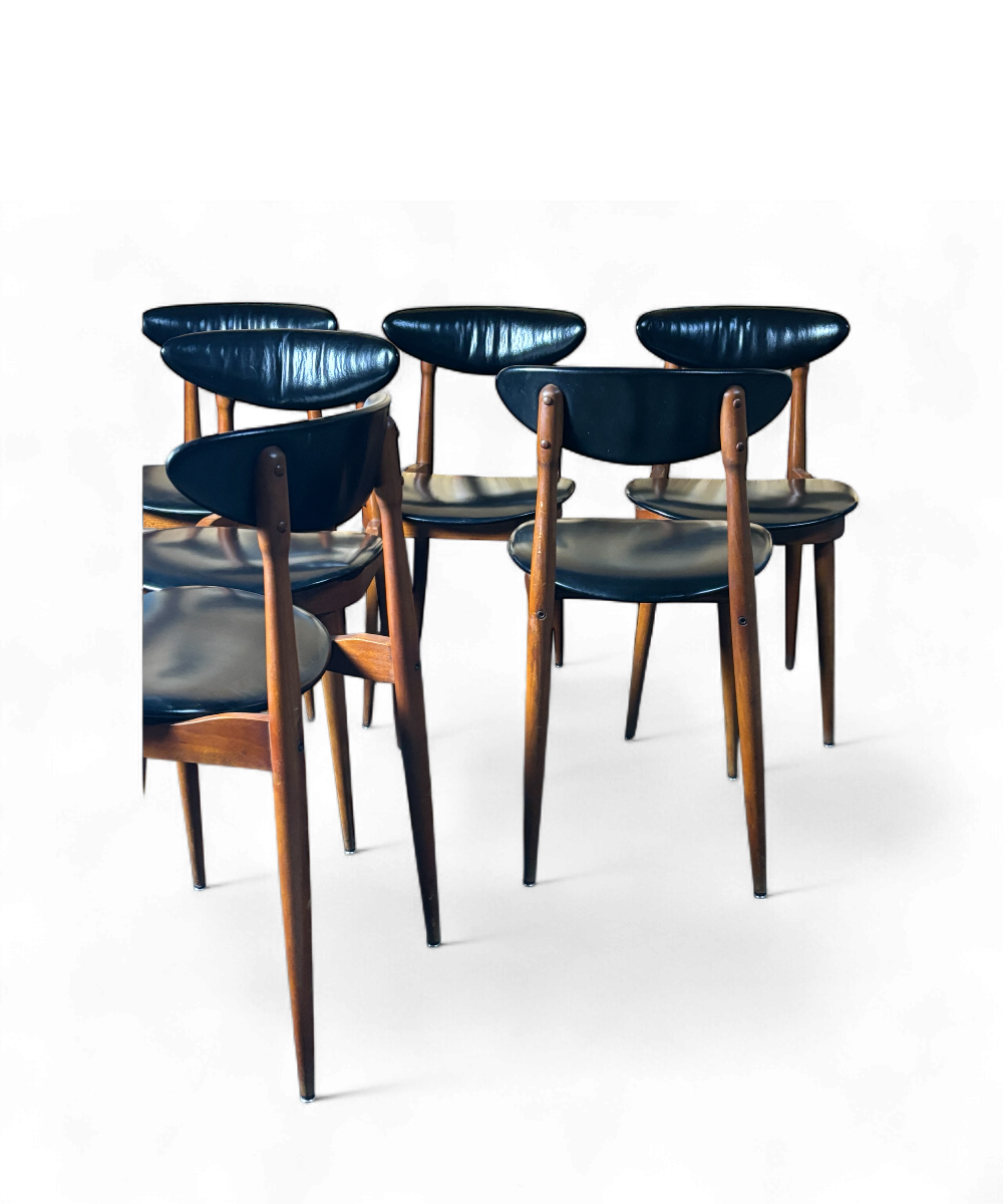 Ensemble de 6 chaises “Licorne” par Pierre Guariche pour Baumann, structure en hêtre verni et assise en skaï noir, design français moderniste des années 60.