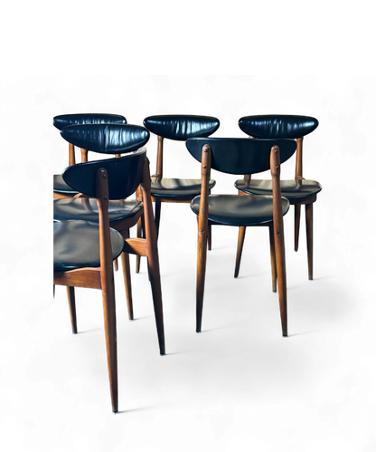 Ensemble de 6 chaises “Licorne” par Pierre Guariche pour Baumann, structure en hêtre verni et assise en skaï noir, design français moderniste des années 60.