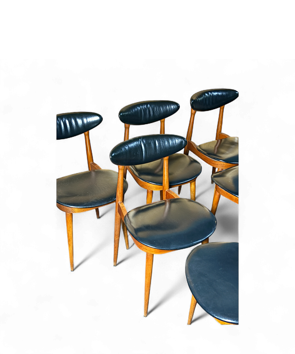 Ensemble de 6 chaises “Licorne” par Pierre Guariche pour Baumann, structure en hêtre verni et assise en skaï noir, design français moderniste des années 60.