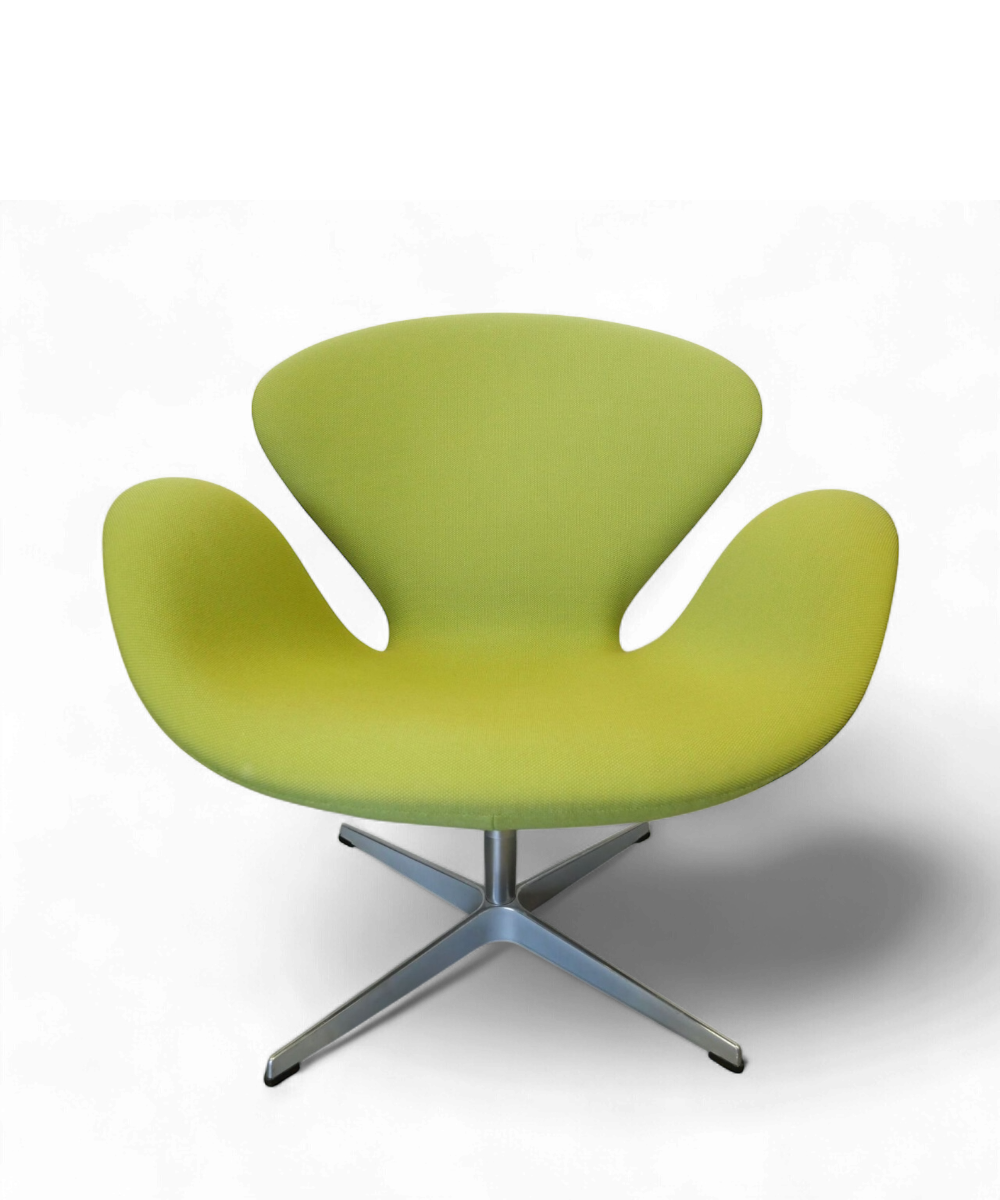 Fauteuil “Swan” par Arne Jacobsen pour Fritz Hansen, édition 2007, revêtement en tissu vert et piètement en aluminium, design scandinave emblématique du XXe siècle