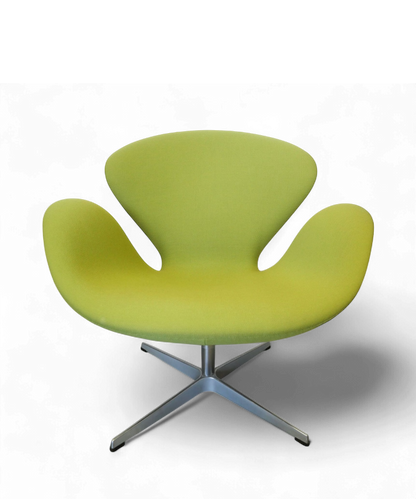Fauteuil “Swan” par Arne Jacobsen pour Fritz Hansen, édition 2007, revêtement en tissu vert et piètement en aluminium, design scandinave emblématique du XXe siècle