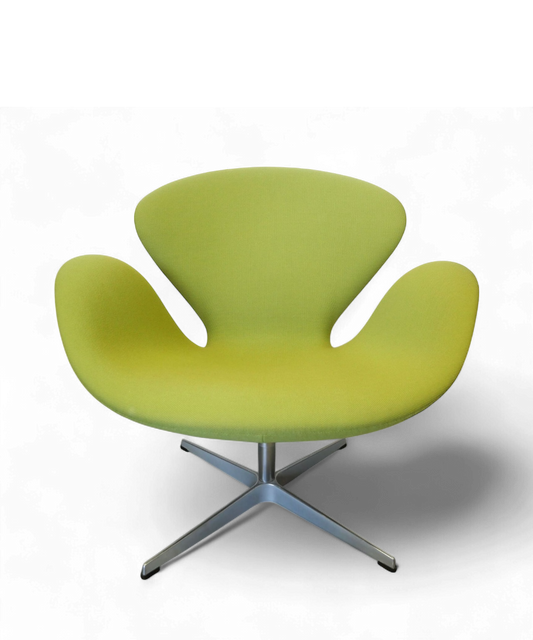 Fauteuil “Swan” par Arne Jacobsen pour Fritz Hansen, édition 2007, revêtement en tissu vert et piètement en aluminium, design scandinave emblématique du XXe siècle