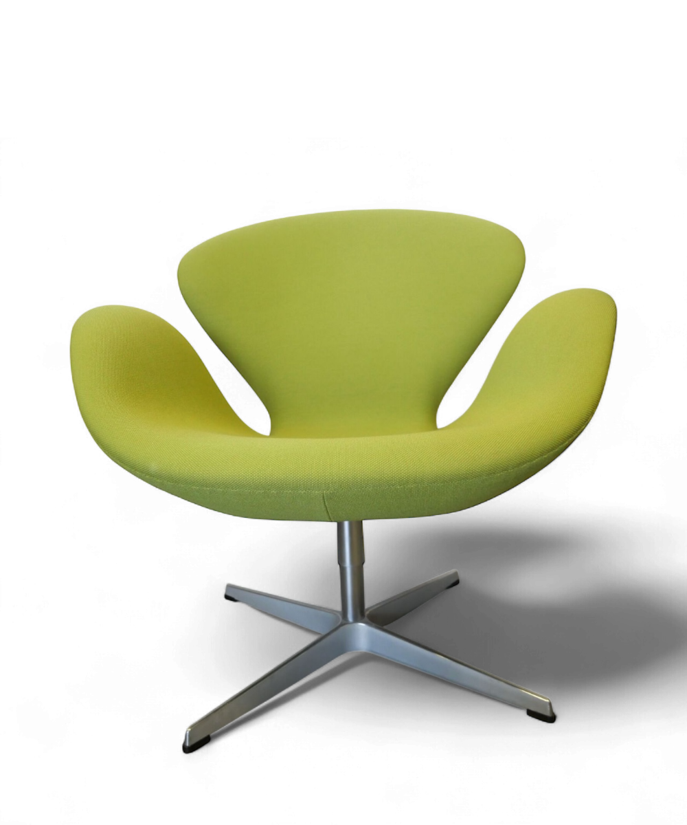 Fauteuil “Swan” par Arne Jacobsen pour Fritz Hansen, édition 2007, revêtement en tissu vert et piètement en aluminium, design scandinave emblématique du XXe siècle