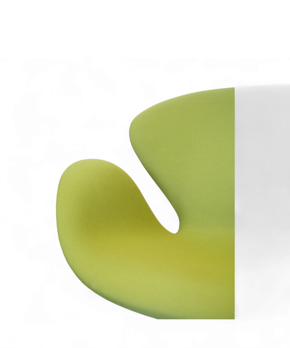 Fauteuil “Swan” par Arne Jacobsen pour Fritz Hansen, édition 2007, revêtement en tissu vert et piètement en aluminium, design scandinave emblématique du XXe siècle