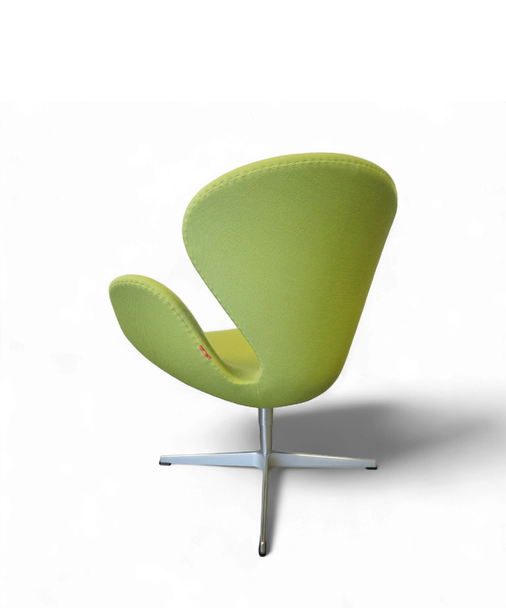 Fauteuil “Swan” par Arne Jacobsen pour Fritz Hansen, édition 2007, revêtement en tissu vert et piètement en aluminium, design scandinave emblématique du XXe siècle