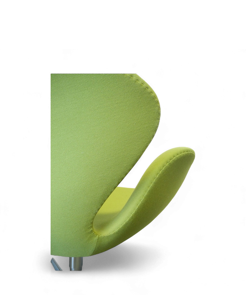 Fauteuil “Swan” par Arne Jacobsen pour Fritz Hansen, édition 2007, revêtement en tissu vert et piètement en aluminium, design scandinave emblématique du XXe siècle