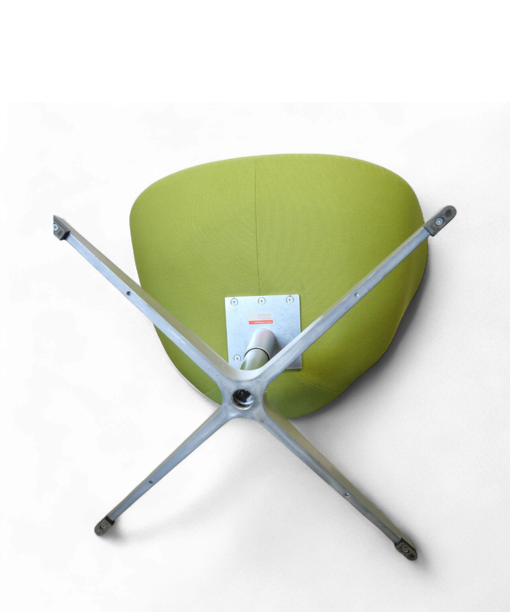 Fauteuil “Swan” par Arne Jacobsen pour Fritz Hansen, édition 2007, revêtement en tissu vert et piètement en aluminium, design scandinave emblématique du XXe siècle