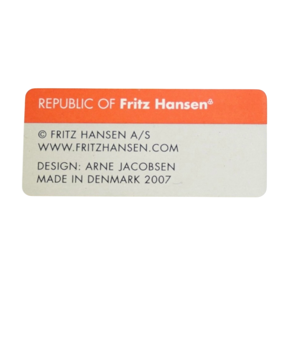 Fauteuil “Swan” par Arne Jacobsen pour Fritz Hansen, édition 2007, revêtement en tissu vert et piètement en aluminium, design scandinave emblématique du XXe siècle