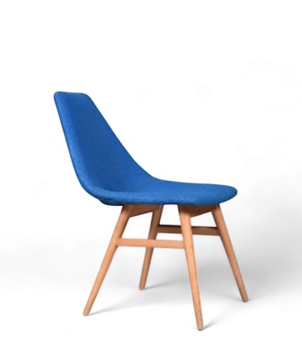 Ensemble de 4 chaises en hêtre et tissu bouclette bleue par Burian & Szek pour RZKIV, design moderniste hongrois des années 50.