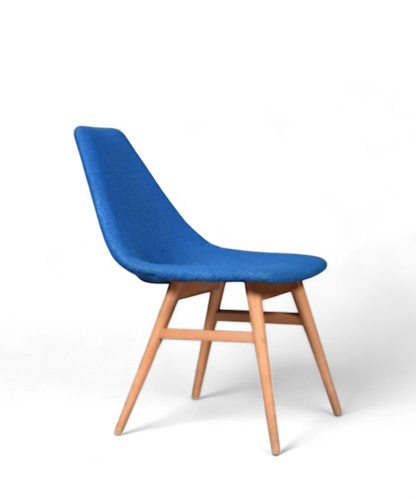 Ensemble de 4 chaises en hêtre et tissu bouclette bleue par Burian & Szek pour RZKIV, design moderniste hongrois des années 50.