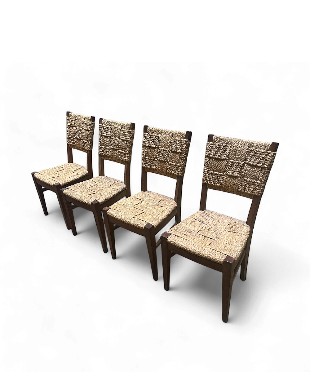 Suite de quatre chaises Audoux-Minet en chêne massif et fibre végétale tressée, patine miel chaleureuse, design rustique modernisé des années 50.