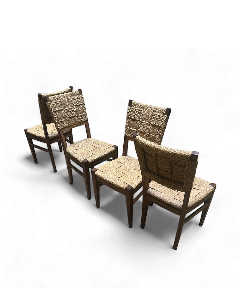 Suite de quatre chaises Audoux-Minet en chêne massif et fibre végétale tressée, patine miel chaleureuse, design rustique modernisé des années 50.