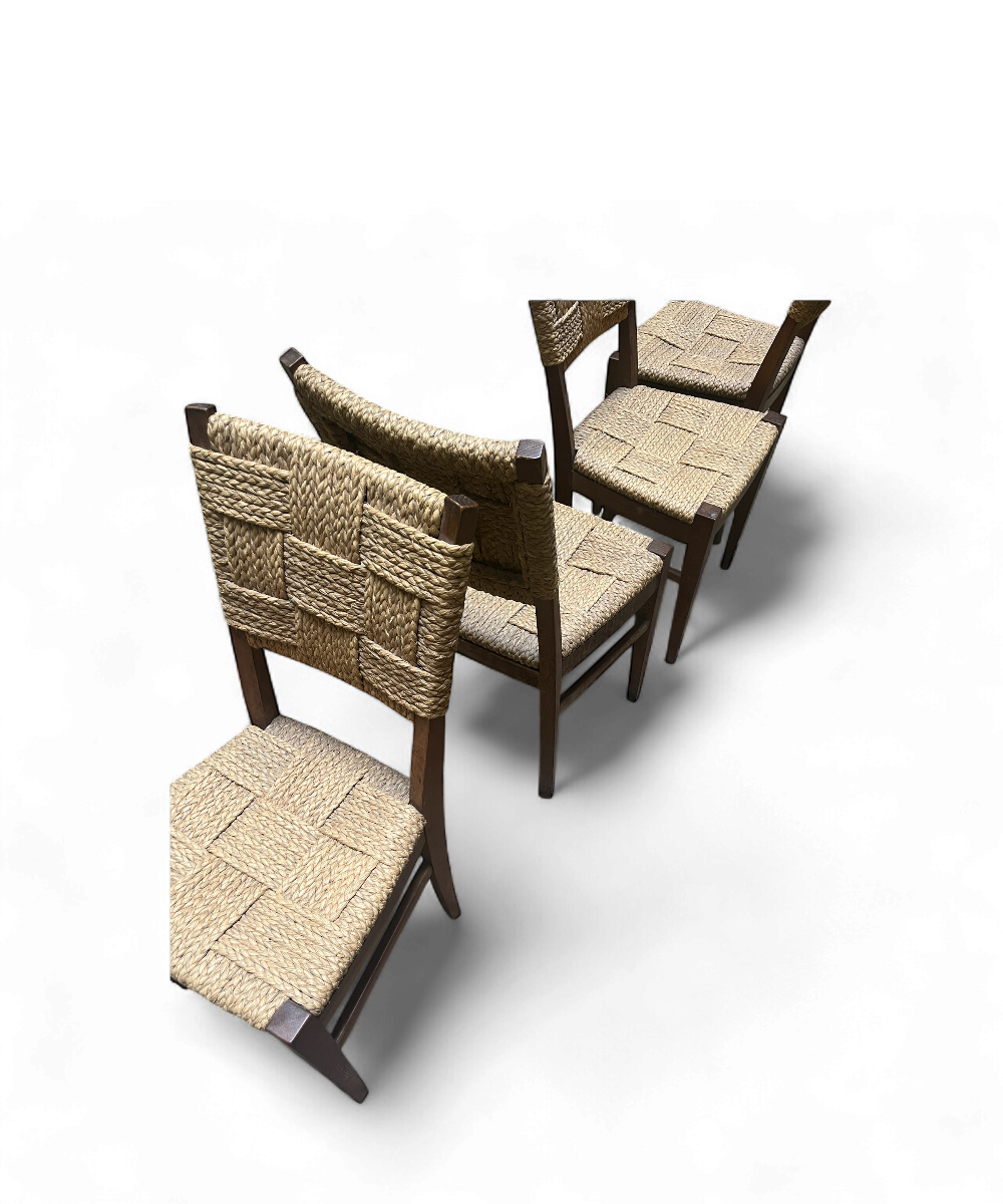 Suite de quatre chaises Audoux-Minet en chêne massif et fibre végétale tressée, patine miel chaleureuse, design rustique modernisé des années 50.
