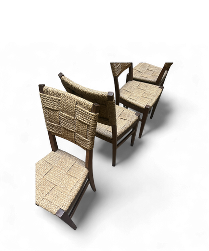 Suite de quatre chaises Audoux-Minet en chêne massif et fibre végétale tressée, patine miel chaleureuse, design rustique modernisé des années 50.