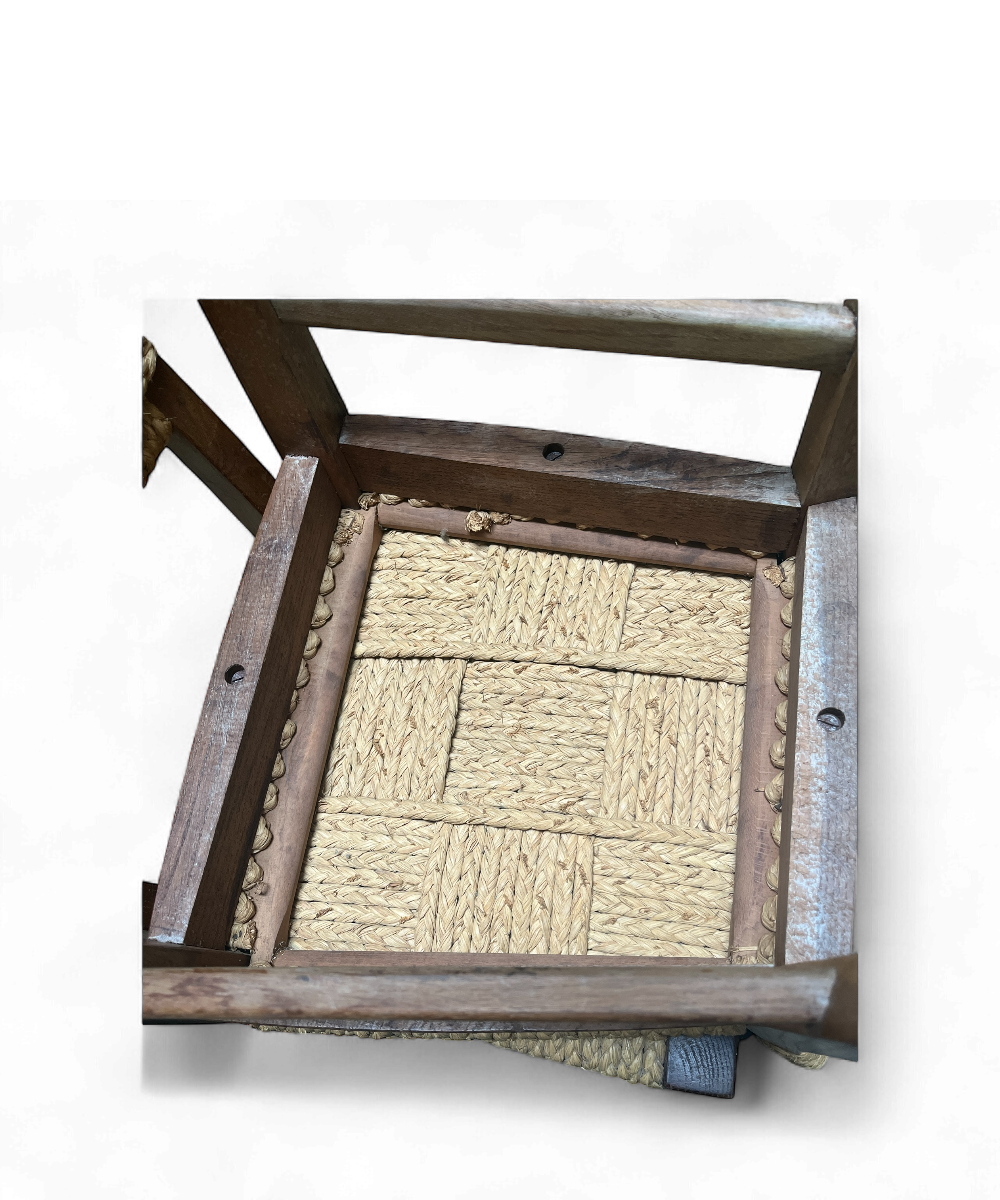 Suite de quatre chaises Audoux-Minet en chêne massif et fibre végétale tressée, patine miel chaleureuse, design rustique modernisé des années 50.