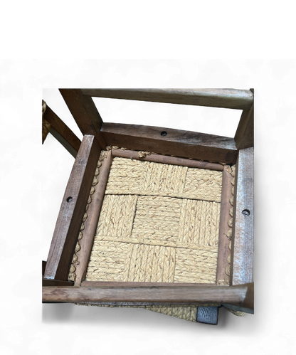 Suite de quatre chaises Audoux-Minet en chêne massif et fibre végétale tressée, patine miel chaleureuse, design rustique modernisé des années 50.