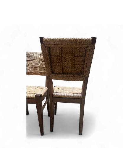 Suite de quatre chaises Audoux-Minet en chêne massif et fibre végétale tressée, patine miel chaleureuse, design rustique modernisé des années 50.