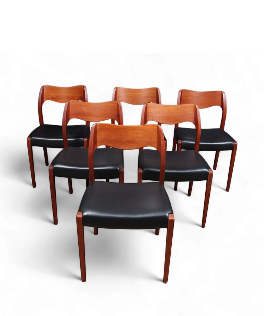 Ensemble de six chaises modèle 71 par Niels Otto Møller pour J.L. Møllers Møbelfabrik, en teck massif et skaï noir, design danois élégant de 1951.