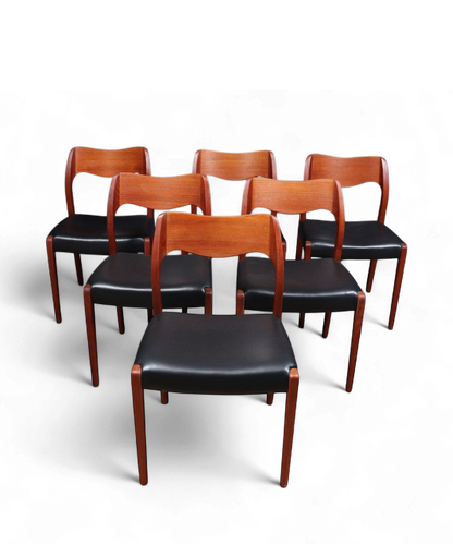 Ensemble de six chaises modèle 71 par Niels Otto Møller pour J.L. Møllers Møbelfabrik, en teck massif et skaï noir, design danois élégant de 1951.