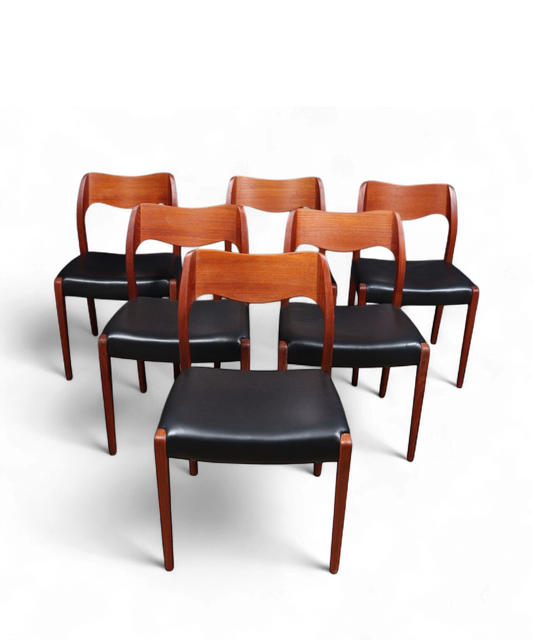 Ensemble de six chaises modèle 71 par Niels Otto Møller pour J.L. Møllers Møbelfabrik, en teck massif et skaï noir, design danois élégant de 1951.