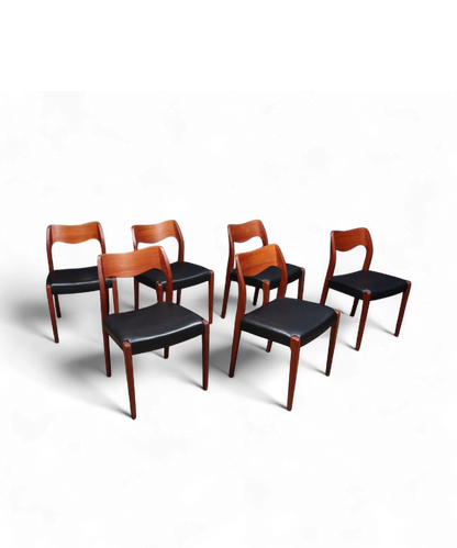 Ensemble de six chaises modèle 71 par Niels Otto Møller pour J.L. Møllers Møbelfabrik, en teck massif et skaï noir, design danois élégant de 1951.