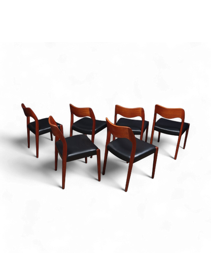 Ensemble de six chaises modèle 71 par Niels Otto Møller pour J.L. Møllers Møbelfabrik, en teck massif et skaï noir, design danois élégant de 1951.