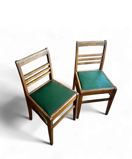 Chaise en chêne par René Gabriel, design français des années 1950, emblématique du mobilier de la Reconstruction.