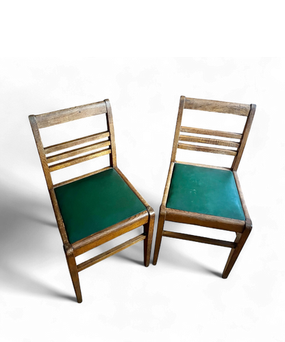 Chaise en chêne par René Gabriel, design français des années 1950, emblématique du mobilier de la Reconstruction.